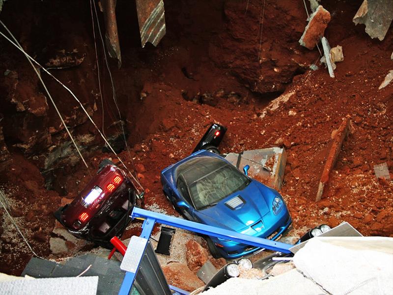 8 Corvettes clásicos son tragados por la tierra