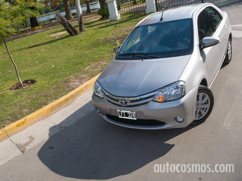 Prueba al renovado Toyota Etios 2016