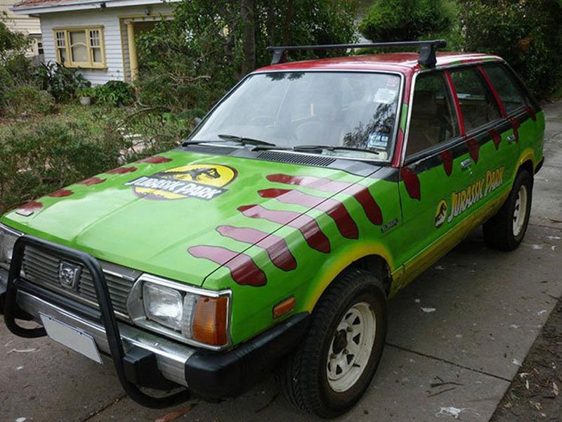 Subaru trasformado en vehículo de Jurassic Park