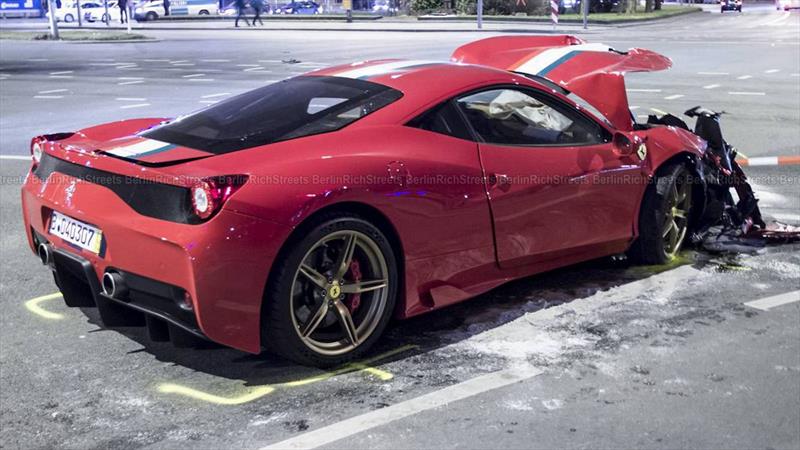 Ferrari 458 Speciale vs. smart