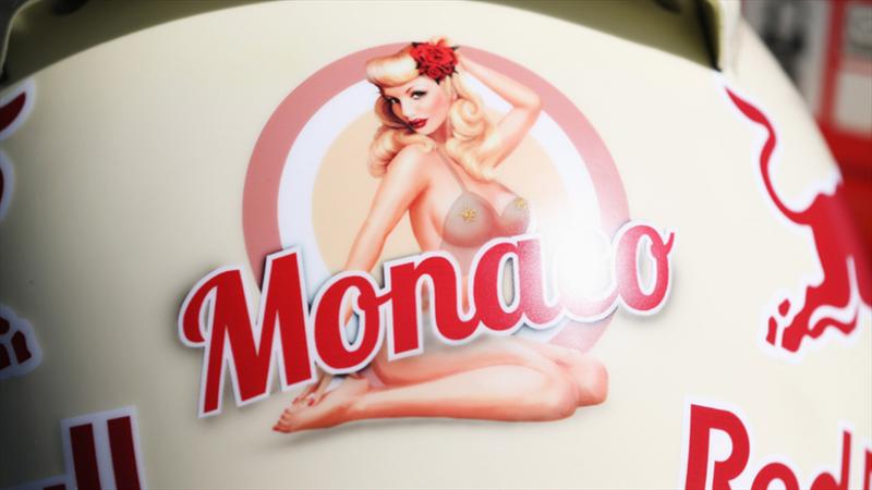 Casco de Sebastian Vettel con Pinup girl