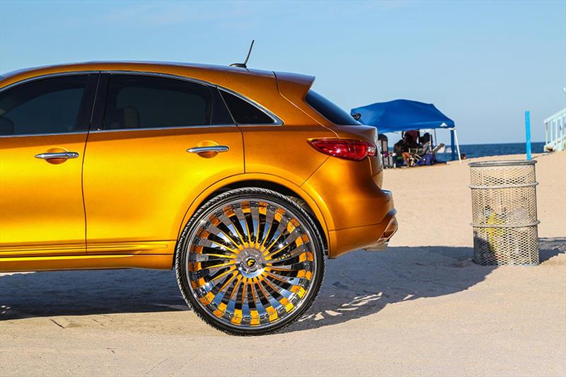 Infiniti FX con rines Forgiato de 32 pulgadas