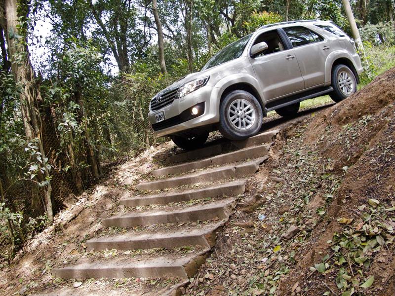 Toyota Hilux SW4 a prueba
