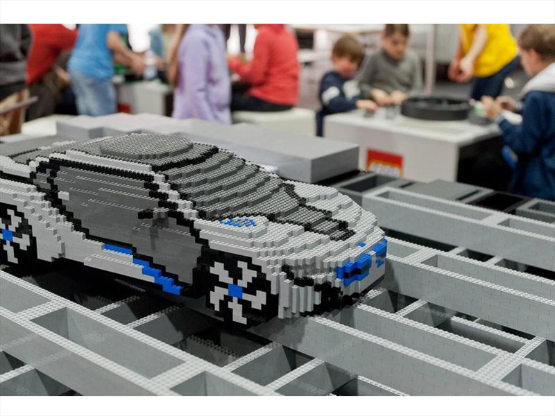 BMW i8 Concept construido con piezas de LEGO