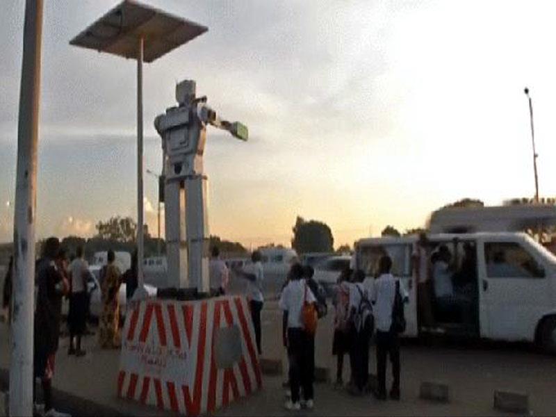 Robot gigante que controla el tráfico en el Congo