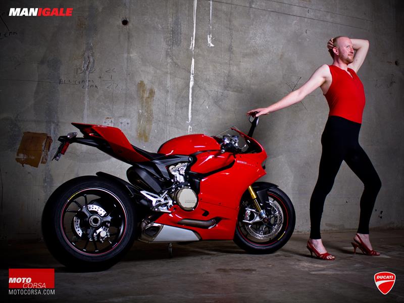 Hombres posando como modelos sexys en moto