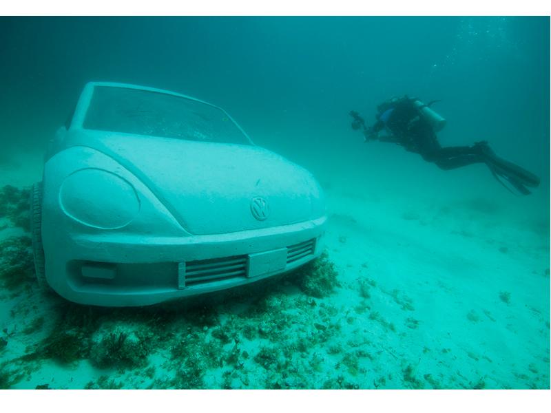 VW Beetle en el lecho marino del caribe