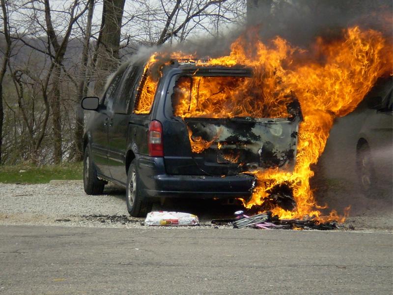 Los coches explotan al chocar