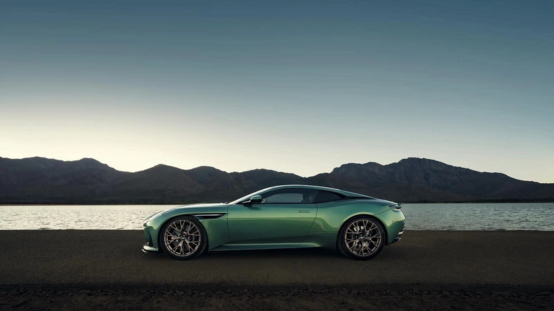 Aston Martin DB12