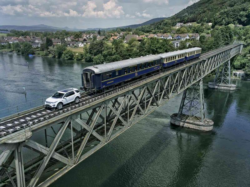 Un Land Rover Discovery Sport remolca un tren