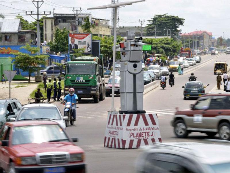 Robot gigante que controla el tráfico en el Congo