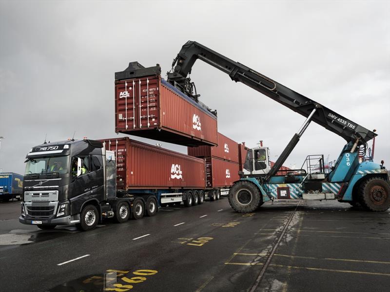 Un camión Volvo logró arrastrar 750 toneladas