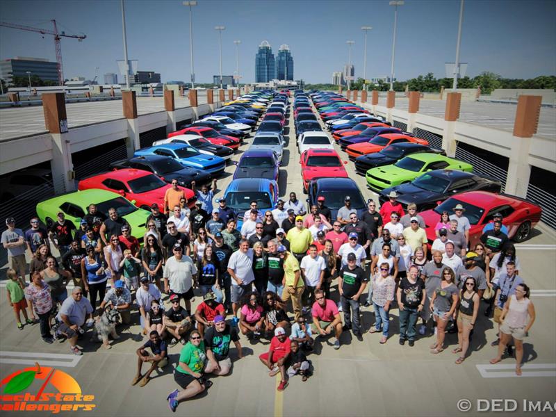Crean un arcoíris con Dodge Challengers