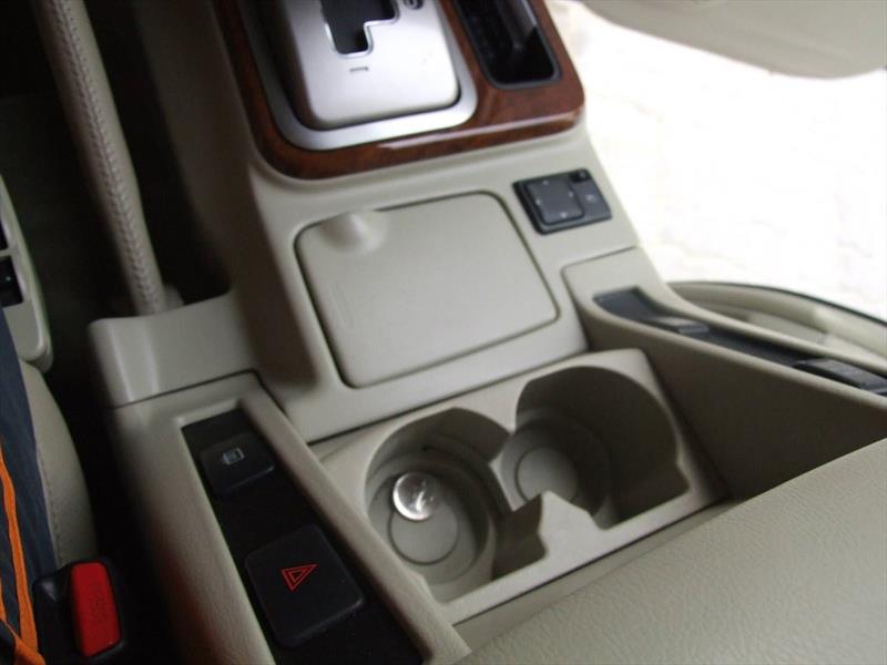 Camioneta con conductor en el asiento trasero