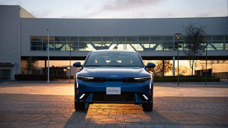 Kia K3 sedán desde todos los ángulos