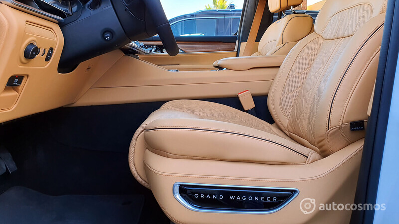 Interior Jeep Grand Wagoneer 2022