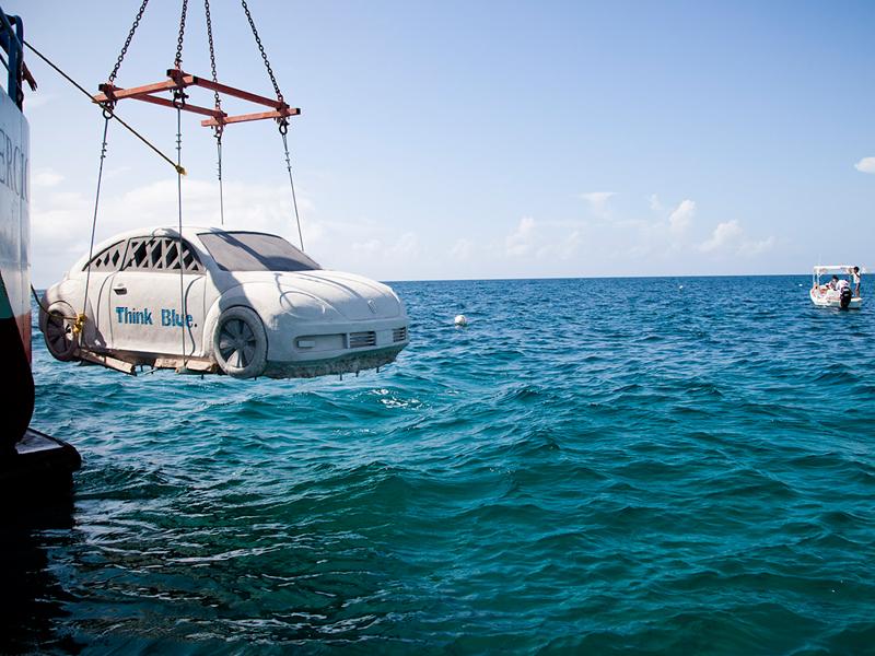 VW Beetle en el lecho marino del caribe