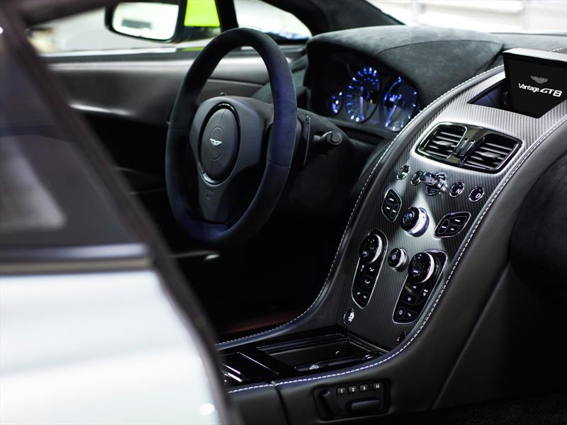 Aston Martin Vantage GT8