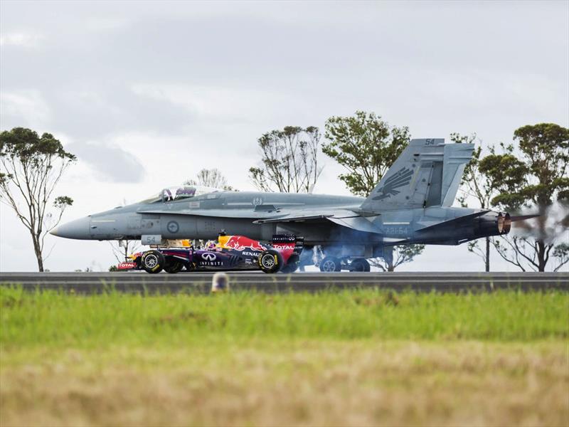 Red Bull RB7 de la F1 vs. F/A-18