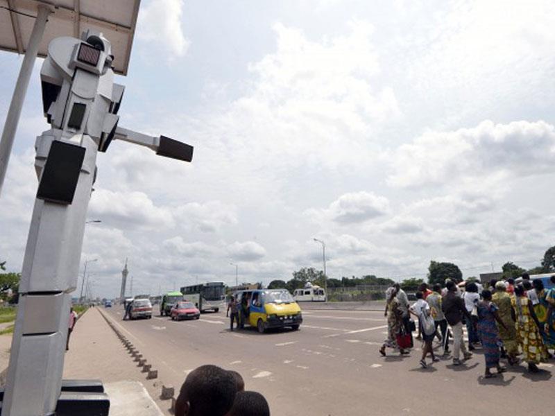 Robot gigante que controla el tráfico en el Congo