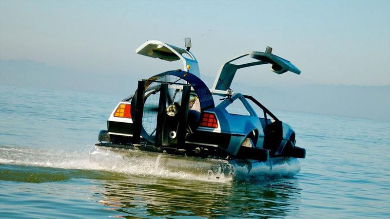 Un DeLorean volador de Volver al Futuro