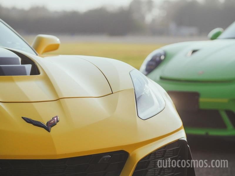 Porsche 911 GT3 RS vs Chevrolet Corvette ZR1