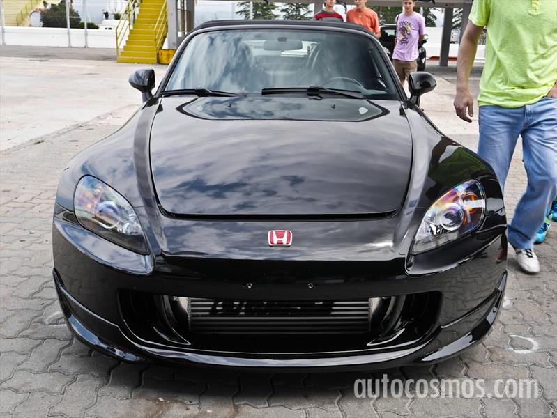 Un Honda S2000 muy enfierrado