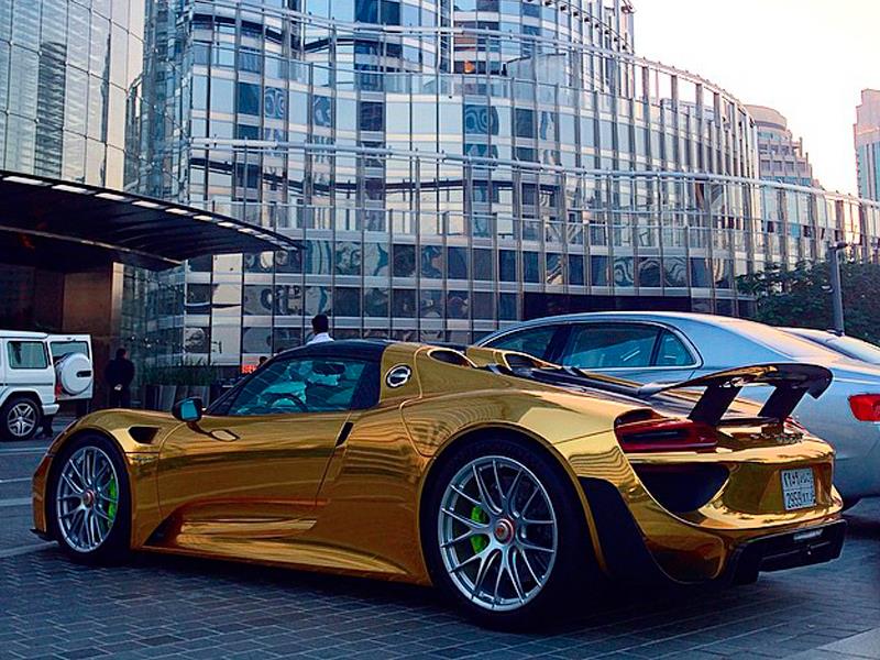 Porsche 918 Spyder color dorado