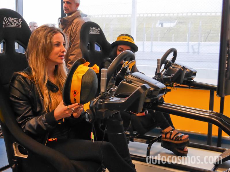 Las chicas de Dunlop en los simuladores