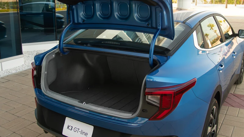 Kia K3 sedán desde todos los ángulos