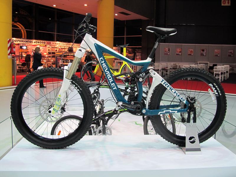 Chevrolet Spark EV y bicis en el Salón de BA 2013