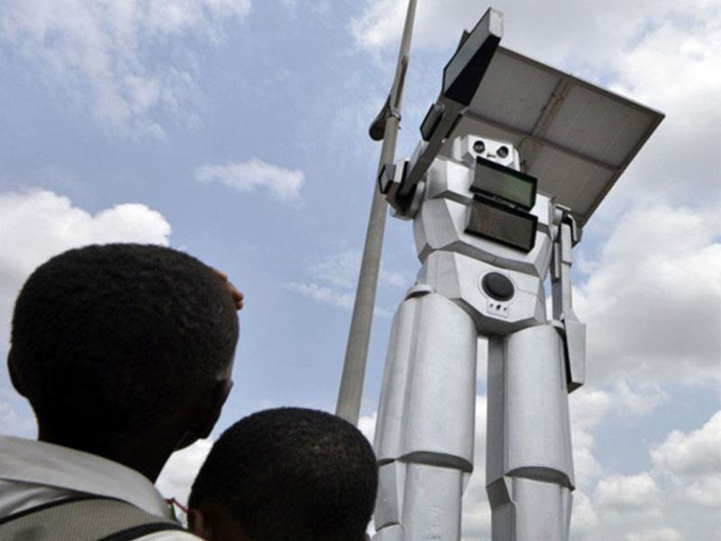 Robot gigante que controla el tráfico en el Congo