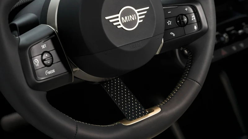 (-) EMBARGO MINI Cooper EV 2024