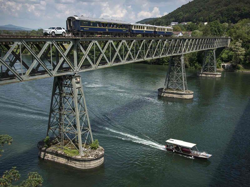 Un Land Rover Discovery Sport remolca un tren