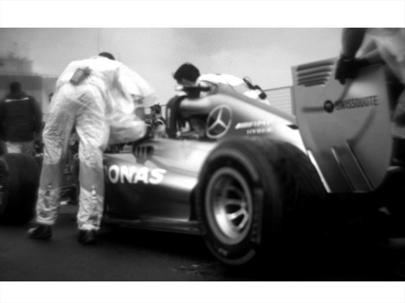 La F1 actual, con una cámara de 104 años