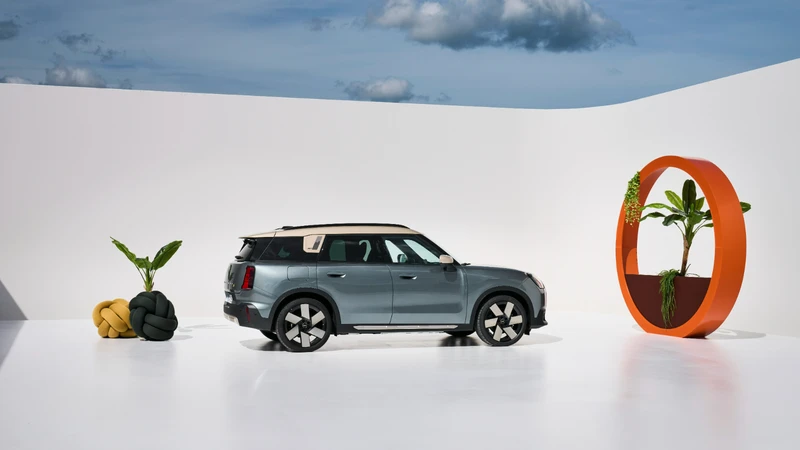 (-) EMBARGO MINI Countryman 2024