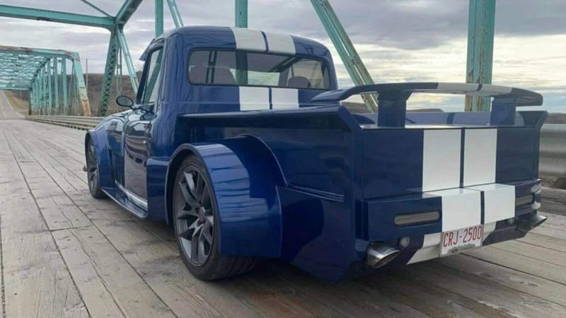 Crean una F100 con estética y V8 de Mustang