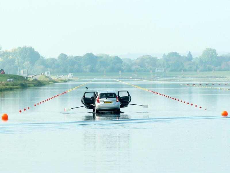 Nissan transforma a un Note en un bote a remos