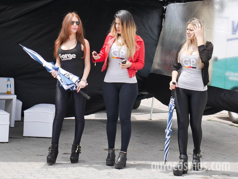 Las promotoras, infaltables en cualquier evento automovilístico
