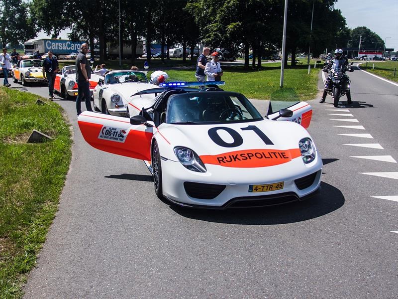 Porsche rinde homenaje a la Rijkspolitie
