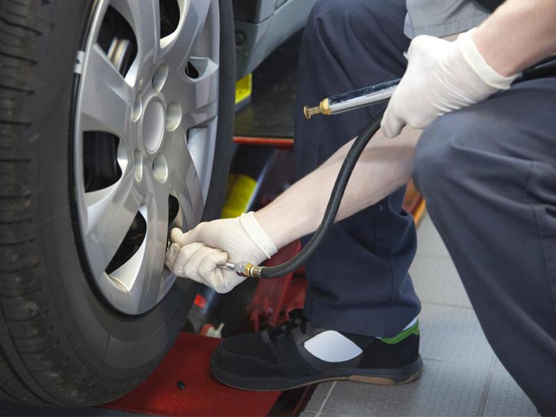 Verificar la presión de las llantas a patadas
