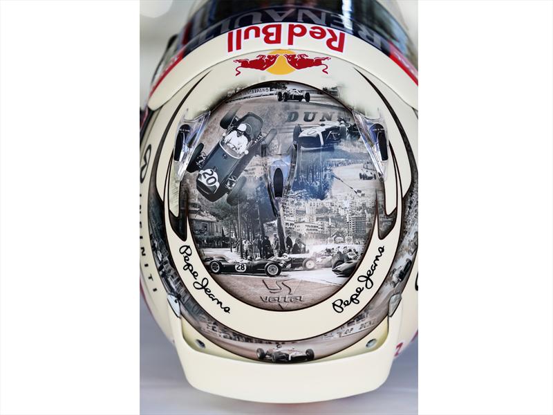 Casco de Sebastian Vettel con Pinup girl