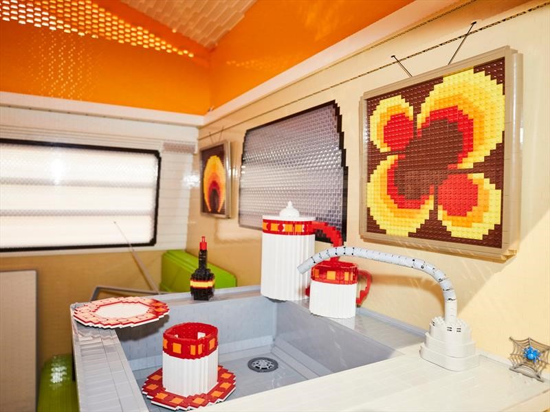 Volkswagen Combi T2 hecha con bloques de Lego