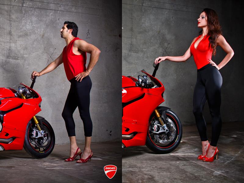 Hombres posando como modelos sexys en moto