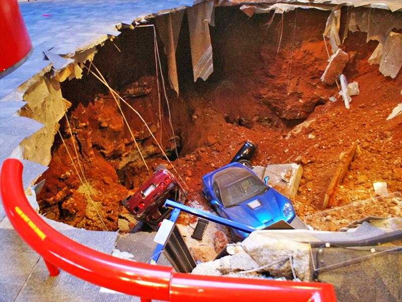 8 Corvettes clásicos son tragados por la tierra