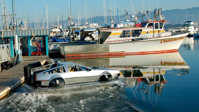 Un DeLorean volador de Volver al Futuro