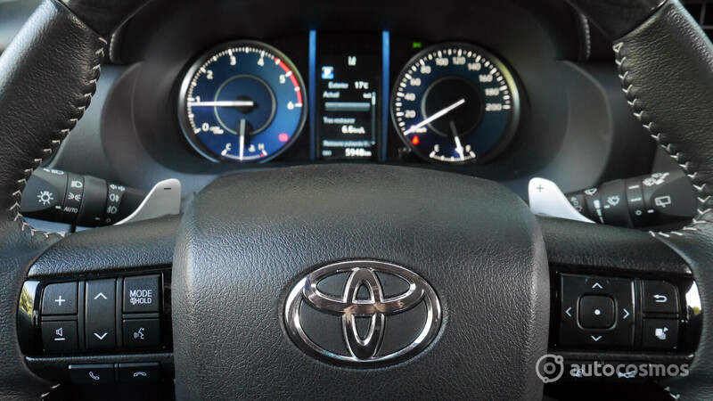 Test Drive Toyota Hilux 2021