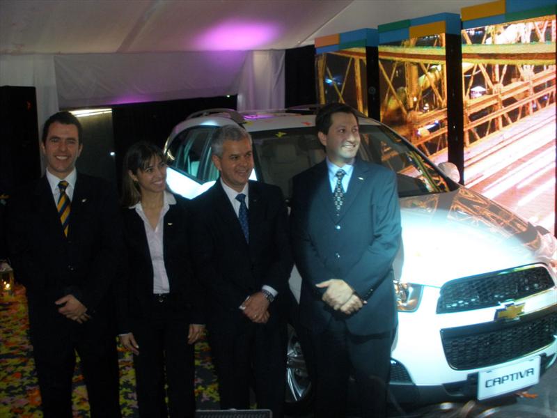 De izquierda a derecha, Paul Orth Rivello (Director Comercial de GM Argentina), Cristina Ana Cristin