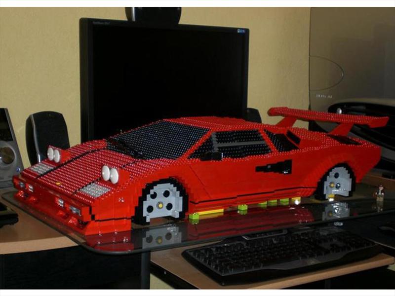 Lamborghini Countach construido con piezas de LEGO