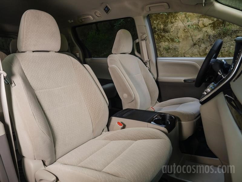 KIA Sedona 2019 VS Toyota Sienna 2018